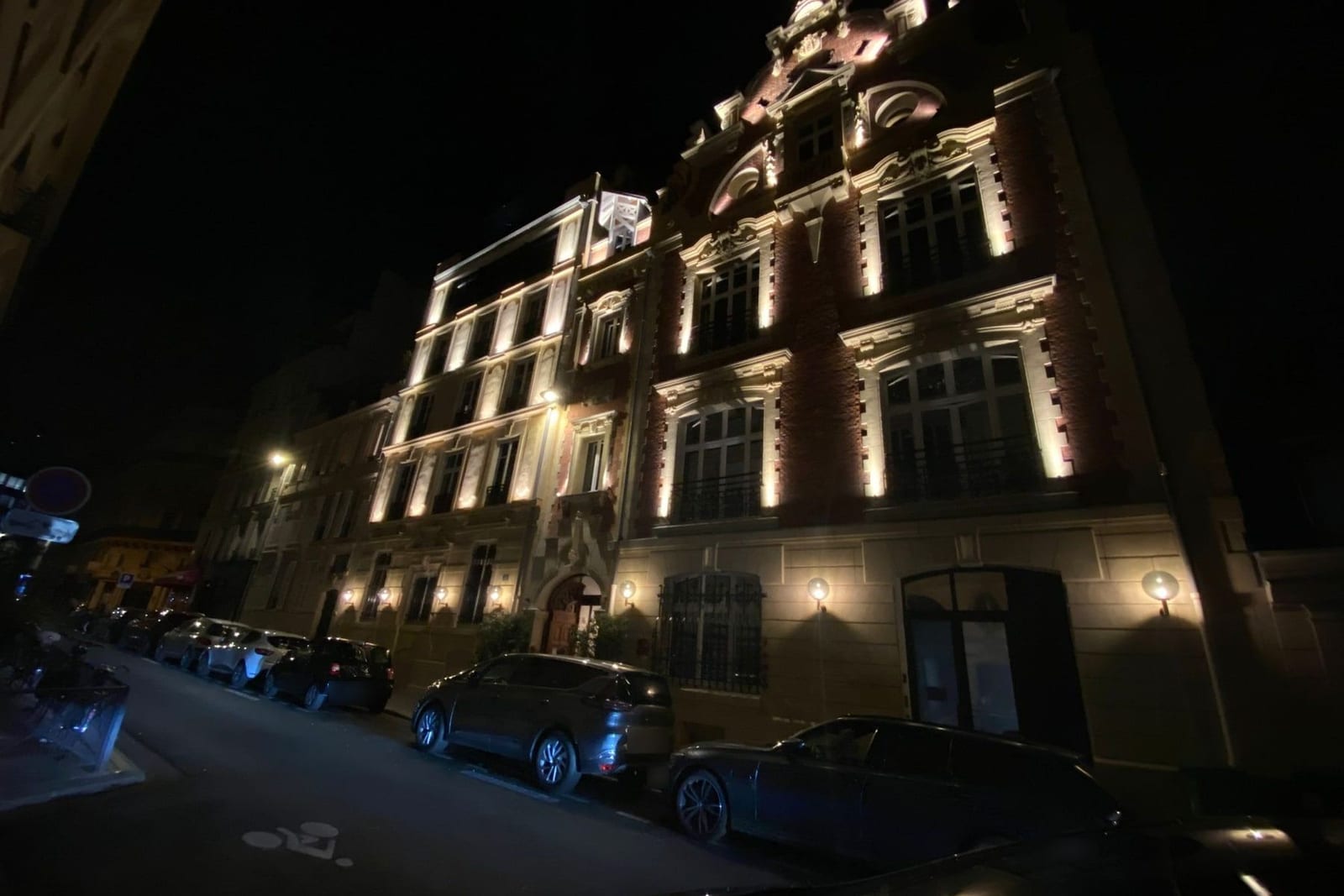 Façade d'hôtel particulier éclairée la nuit