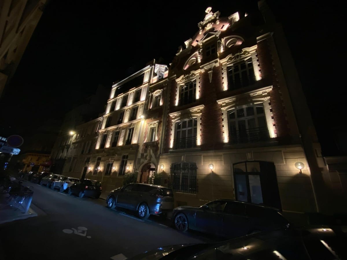 La même façade éclairée, après installation